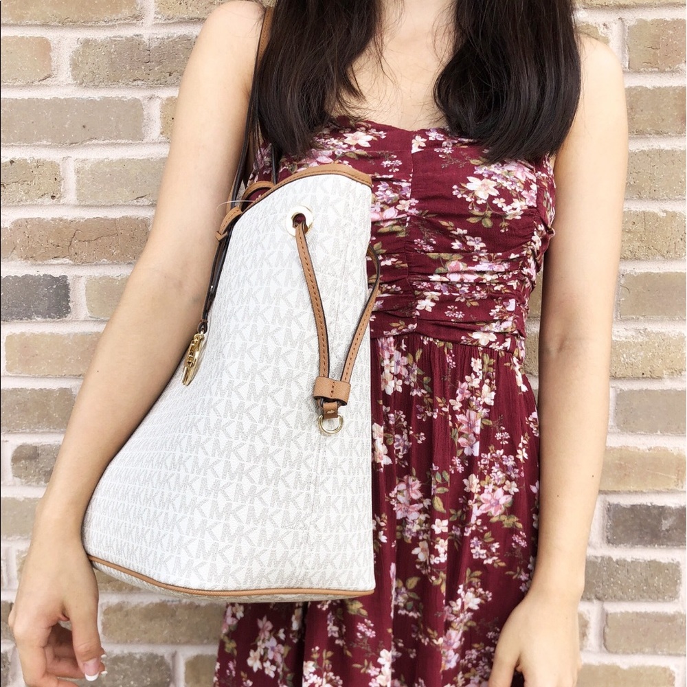 Gaby’sBags👜💕-NWT Michael Kors Large Tote &Pouch - Picture 3 of 7